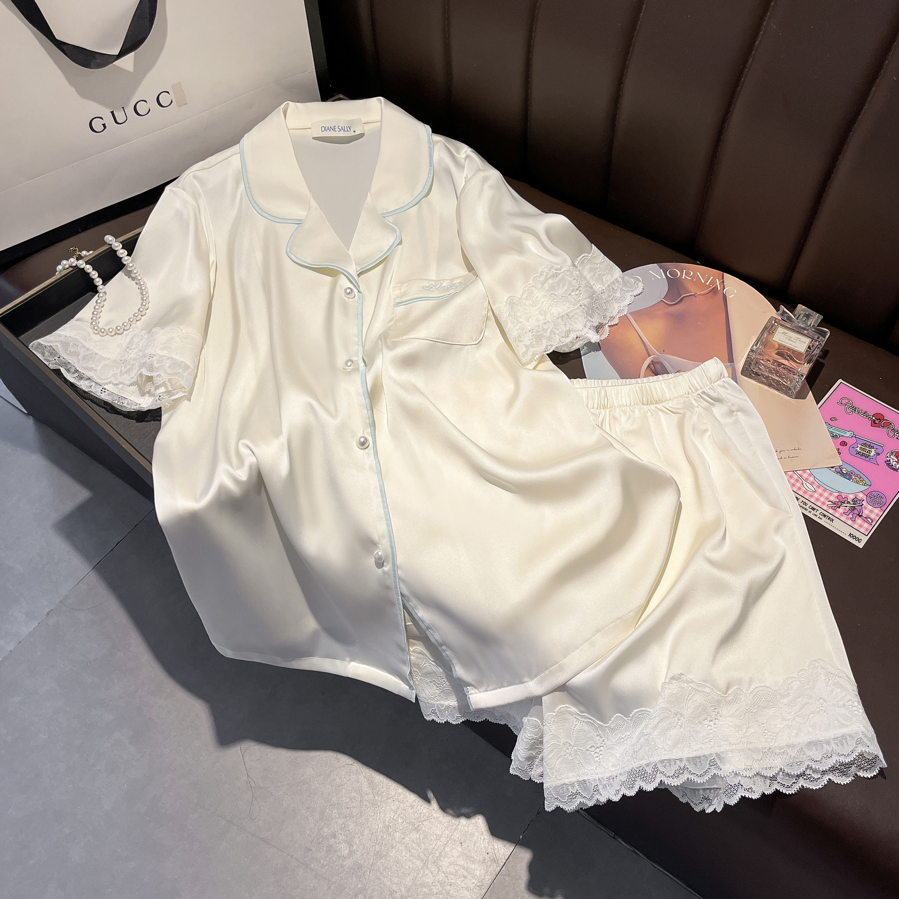 오프화이트 색상 반팔반바지