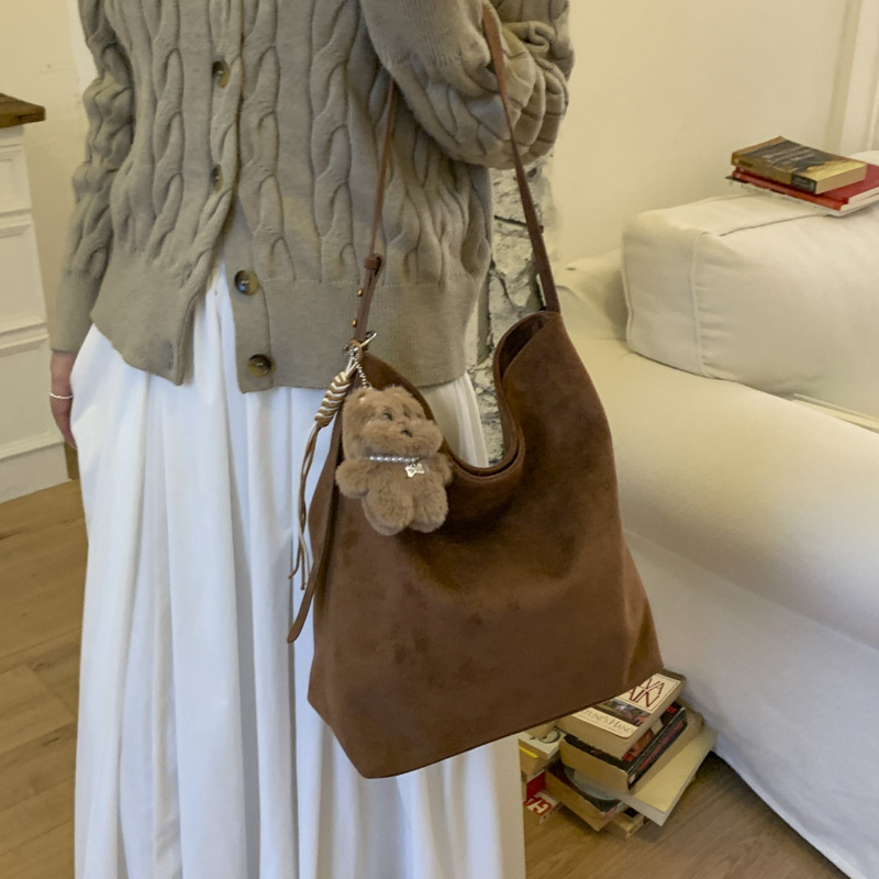 Bolso retro otoño-invierno bolso de mujer 2025 nuevo estilo de aire extranjero de gran capacidad ocio de moda de hombro único brazo bolso de viaje image 5
