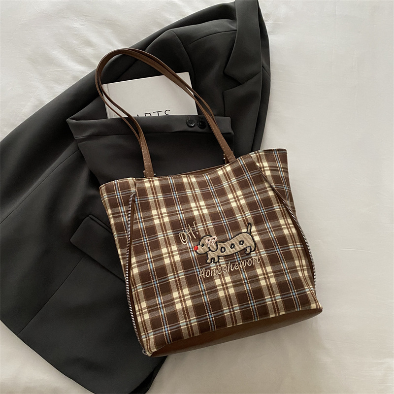 Perro salchicha mariposa rosa