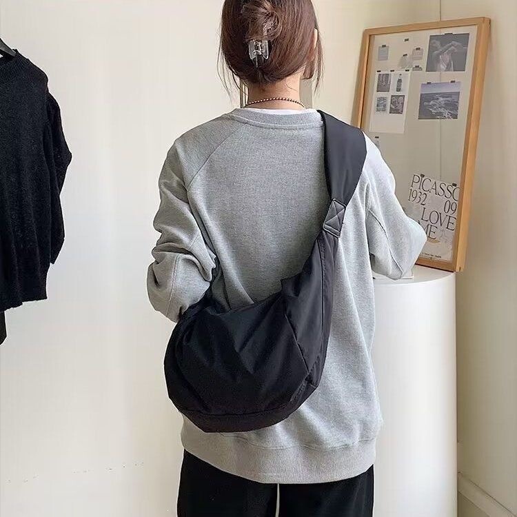 Stylish Large-Capacity Canvas Bag with Wide Shoulder Strap, Crossbody Bag, Trendy Niche Design, Pleated Dumpling Bag, Shoulder Bag Stylish Large-Capacity Canvas Bag with Wide Shoulder Strap, Crossbody Bag, Trendy Niche Design, Pleated Dumpling Bag, Shoulder Bag