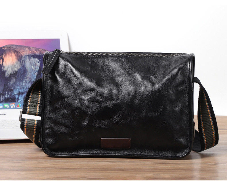 Túi đeo chéo nam da bò kiểu retro 29×11×17 cm — Màu đen da thực vật, Da cầm tay màu đen chi tiết 5