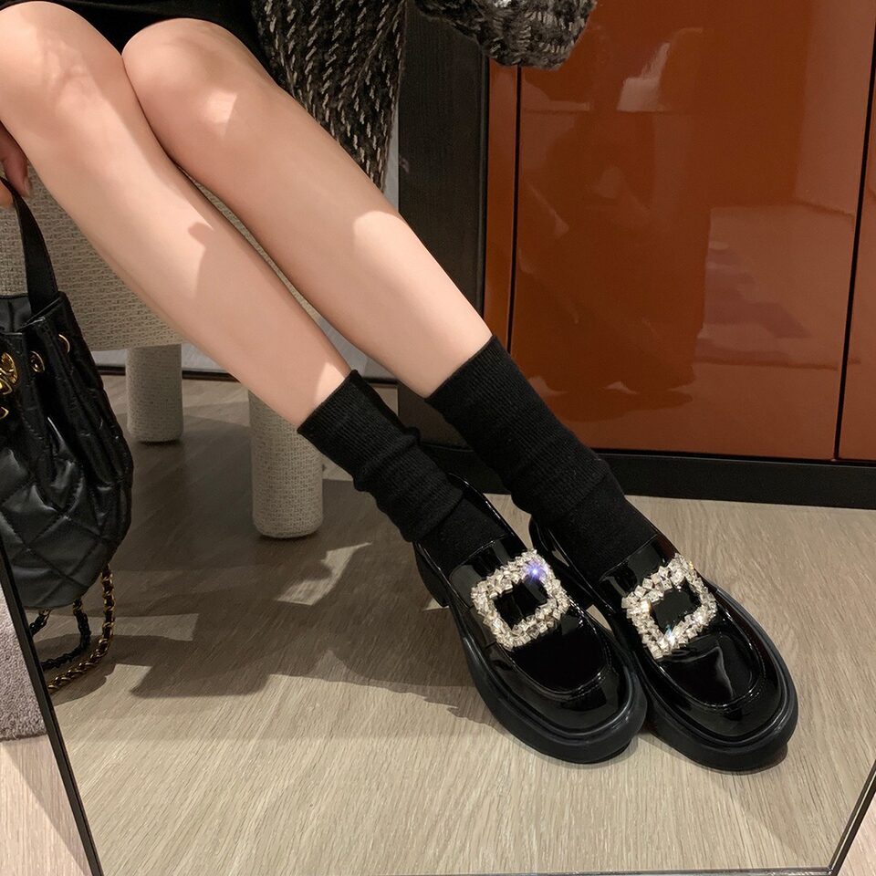Giày lười nữ mũi tròn đế dày đính đá khóa vuông gót thô — Màu đen