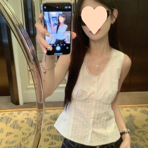 French white lace edge V-neck top for women, summer sweet and spicy style sleeveless waist-cinching blouse with a sense of design