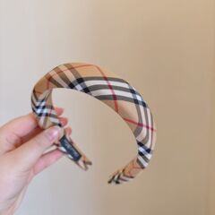 レトロでおしゃれな英倫の格子のカチューシャの女性の顔を洗ってもいいです。