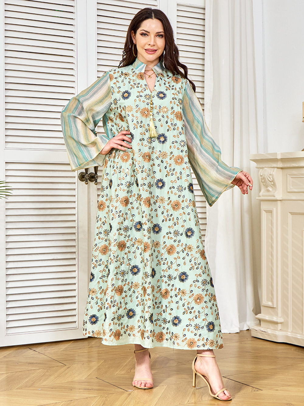 Elegante abaya araba con ricami e paillettes da donna_voghion.com