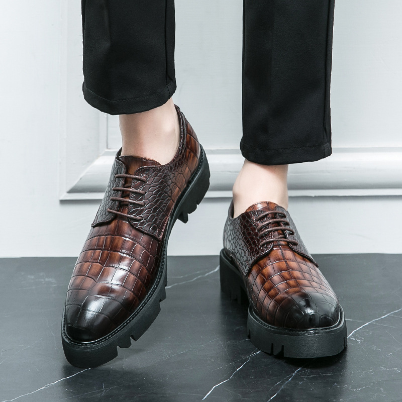 Gran tamaño transfronterizo británico con una base gruesa aumentando la altura de los zapatos de cuero puntiagudos para hombres 2024 primavera y otoño nuevos zapatos de cabeza grande botas bajas Martin