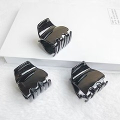 4CM中号の黒い角頭をつかんで縦に挟んで手作りのDIY部品をつかんで、馬の尾を挟んで髪飾りをします。