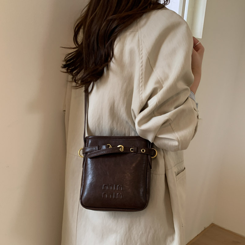 Texturas transfronterizas retro bolso cuadrado para mujeres otoño y invierno 2025 nuevo estilo simple temperamento mochila de hombro para viajes versátil mochila