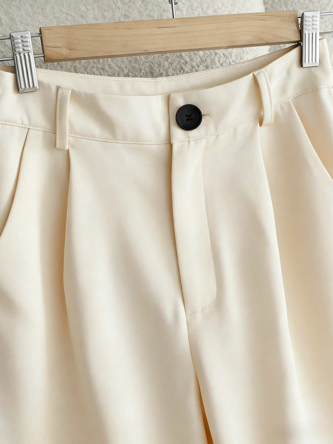 Las mujeres se sienten cómodas, casuales y de moda con trajes y pantalones sólidos. image 2