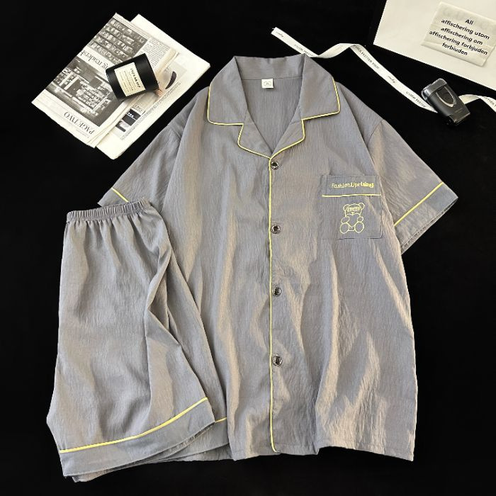 Pijamas de gasa de algodón de estilo explosivo en vivo para hombres de manga corta de verano, los estudiantes de dibujos animados casuales pueden usar trajes de servicio a domicilio