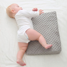 跨境专供防吐奶斜坡婴儿枕防呛奶新生儿哺乳枕豆豆绒宝宝枕头