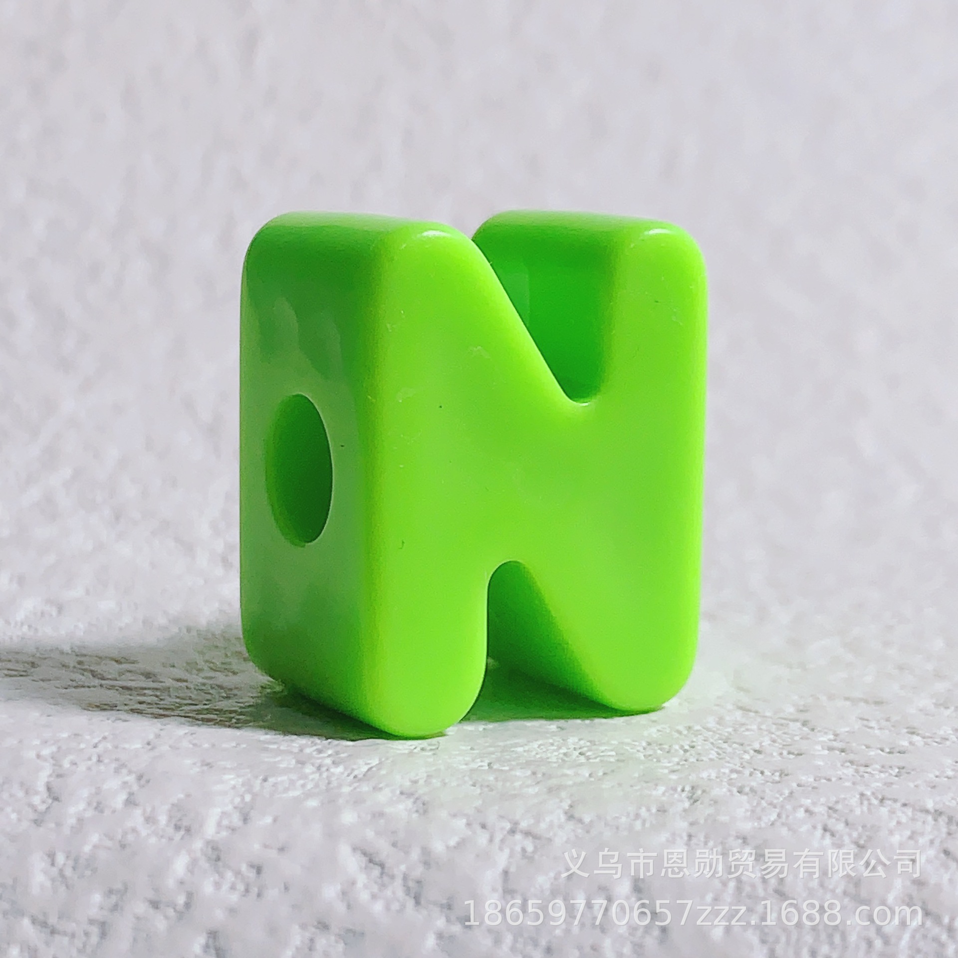N (green)
