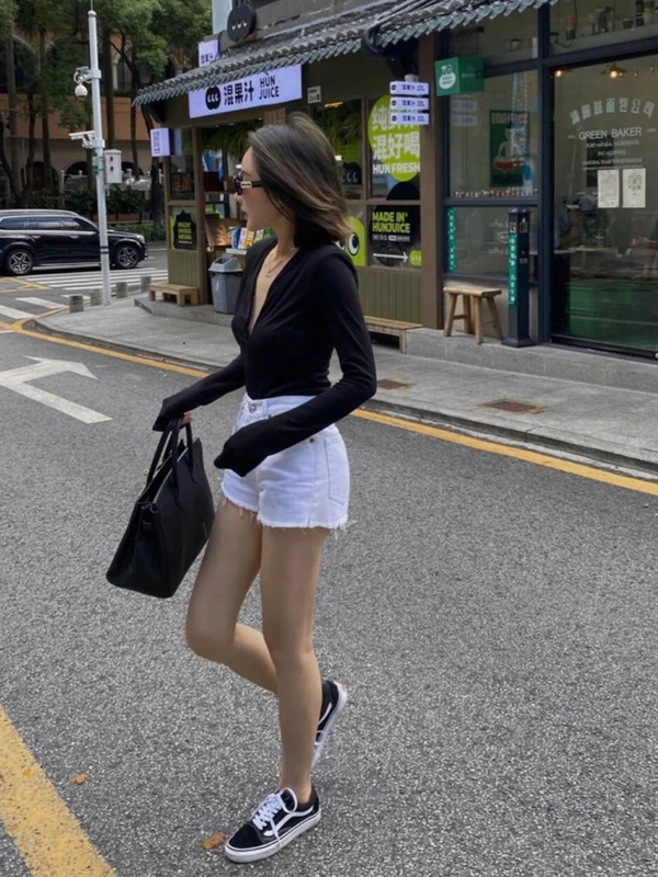 黑色长袖t恤女设计感小众修身显瘦百搭内搭纯色V领针织打底衫春|undefined