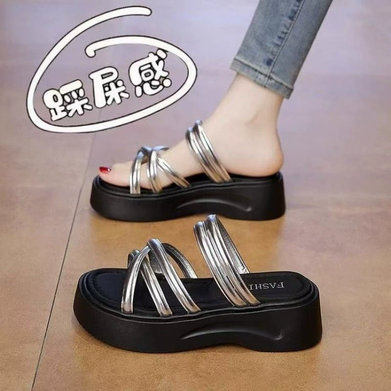 Серебряные сандалии на толстой подошве для женской летней верхней одежды, новые пляжные тапочки 2025 года, красивые с юбками, сандалии на два варианта ношения 35