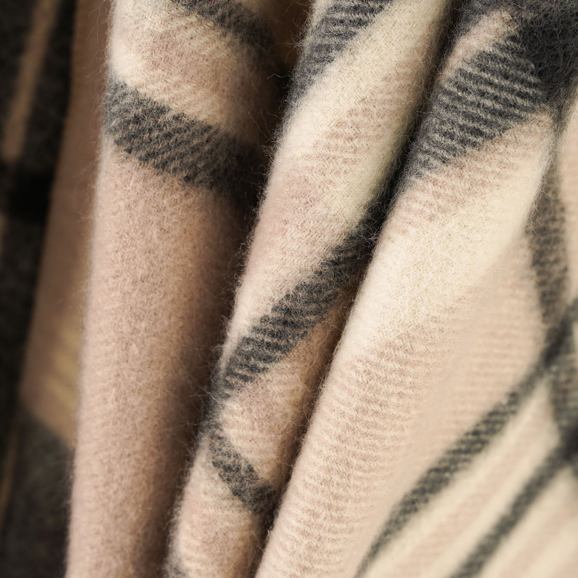 Otoño e Invierno cálido Plaid estilo británico de las mujeres borla moda split 2022 nuevo chal