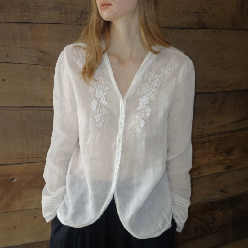 2026Ss French-Style Embroidered V-Neck Sheer Lace Shirt with a Dreamy Feel