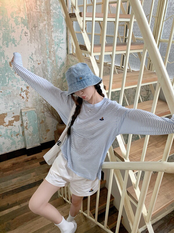 Casual suit Women's Contrast Striped T-shirt Sunscreen Shirt Summer Niche Embroidered Straight Shorts Salt Two-piece Set Casual suit Women's Contrast Striped T-shirt Sunscreen Shirt Summer Niche Embroidered Straight Shorts Salt Two-piece Set