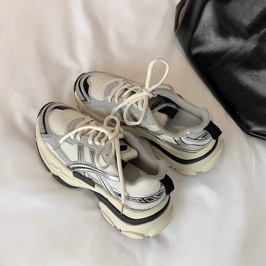 Толстоватые dad sneakers женские, верх из кожи и сетки, массивная подошва в космическом серебре, размеры 34–40