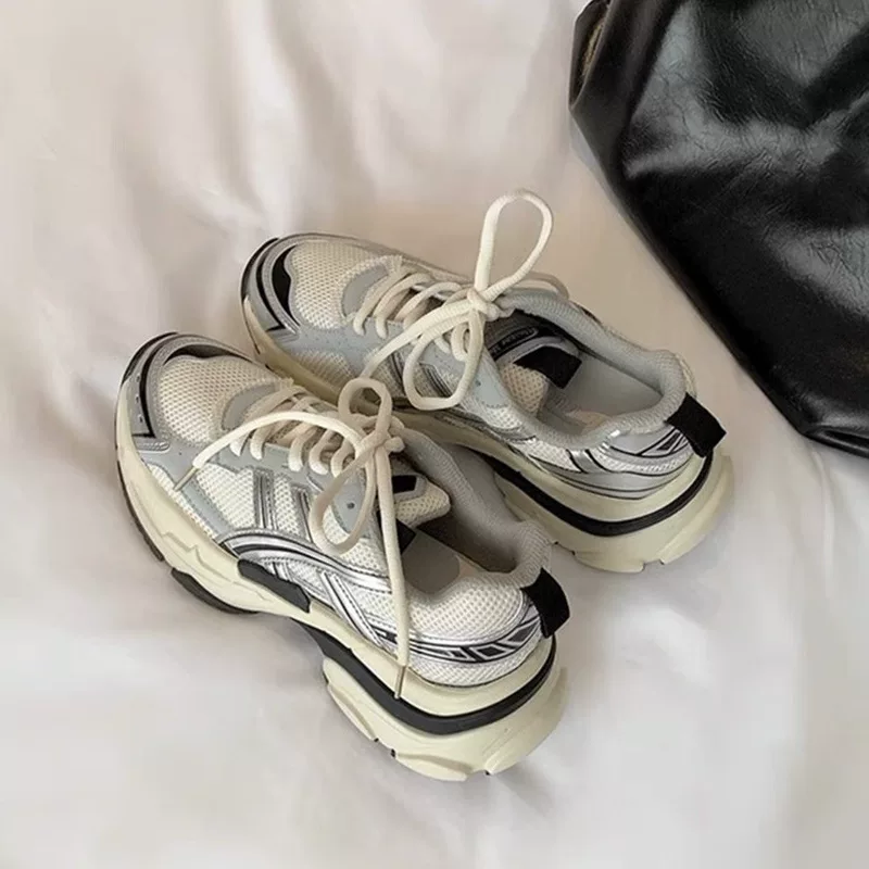 Толстоватые dad sneakers женские, верх из кожи и сетки, массивная подошва в космическом серебре, размеры 34–40