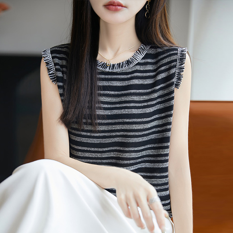 Áo thun nữ tay ngắn kẻ sọc cổ tròn, chất liệu dệt kim lụa băng mát mẻ, form rộng thoải mái — Cộc tay cổ tròn