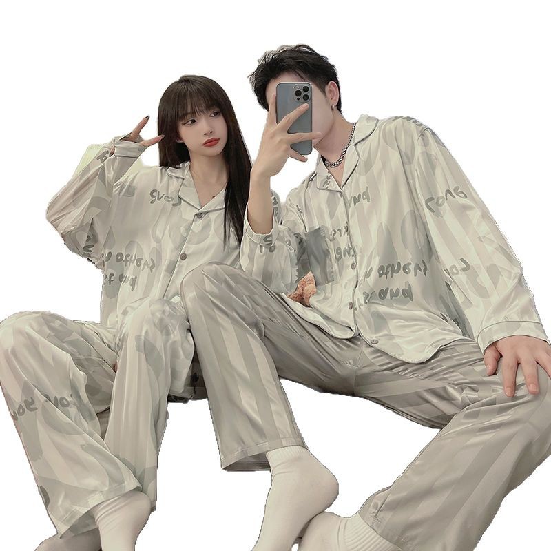Pajamas de pareja de letras japonesas de primavera y otoño de hielo de manga larga de seda delgada para hombres simulación de seda set de ropa de casa verano