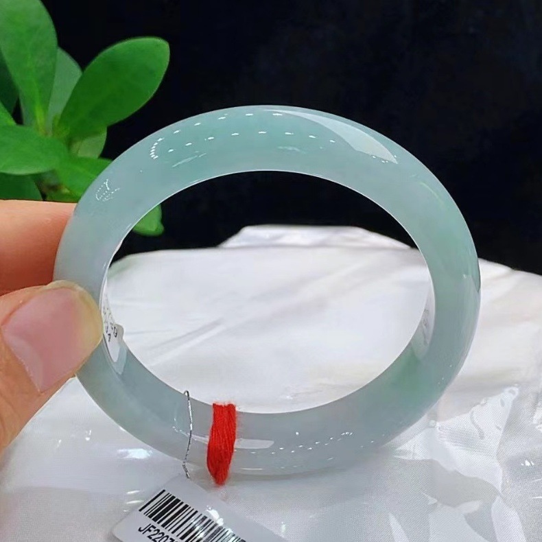 Vòng tay ngọc bích tự nhiên Myanmar băng băng xanh nhạt cao cấp chi tiết 4