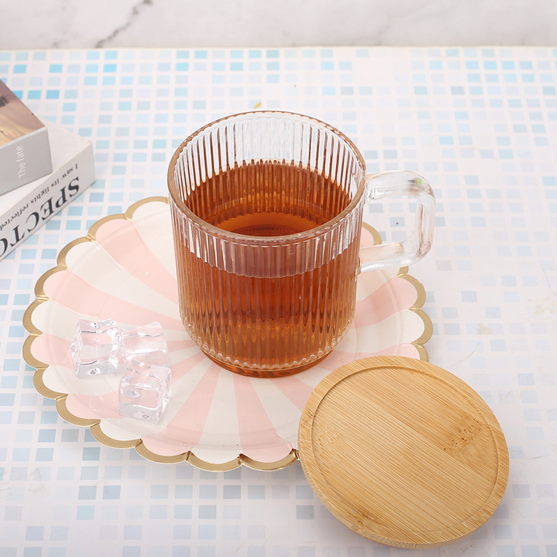 Taza de vidrio a rayas verticales con tapa de madera taza de café casera taza de bebida de leche taza de whisky de alto valor