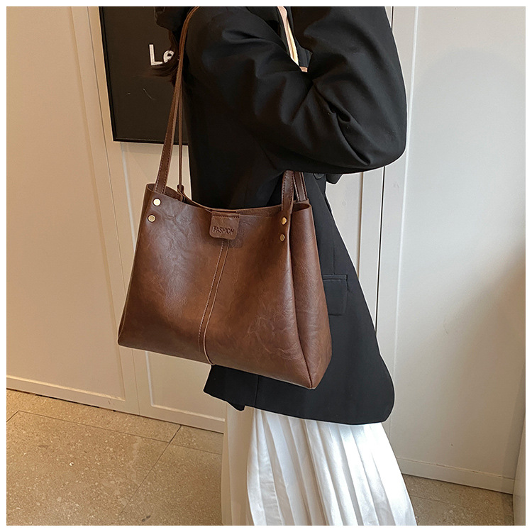 The new 2024 autumn collection features a retro, simple, large-capacity, solid-color, fashionable and individual single-shoulder underarm tote women's bag undefined