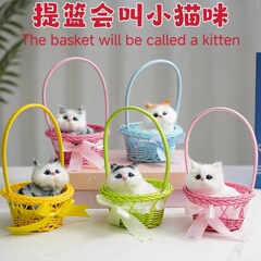 バスケットの猫のシミュレーションは、猫のかわいい人形を飾る子供のおもちゃのアクセサリー工芸品のプレゼントと呼ばれます