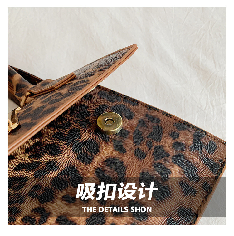 The new leopard print handbag is trendy and stylish. The crossbody bag has a simple texture and a spicy girl style. It is a unique single-shoulder small square bag undefined