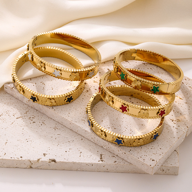 Pulsera de acero de titanio de estilo explosivo transfronterizo europeo y americano para mujer, temperamento que no se desvanece, todo fósforo, flor de cinco hojas, fritillaria, joyería ligera de lujo al por mayor