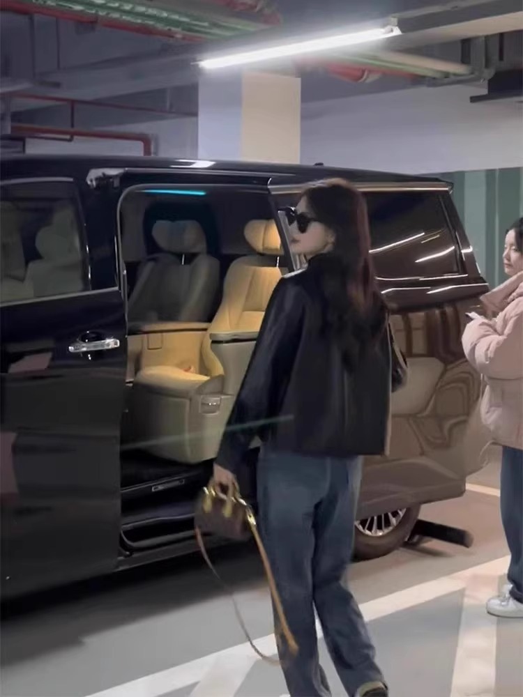 黒いpuの皮の服のコートの女性の短い金の2024春秋の新型の復古の香港風の小さい背の爆発の機関車の皮のジャケット