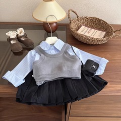 女の子のスーツ韓国の女の子の秋のニットベストの青いストライプのシャツのワンピースの3つのセット