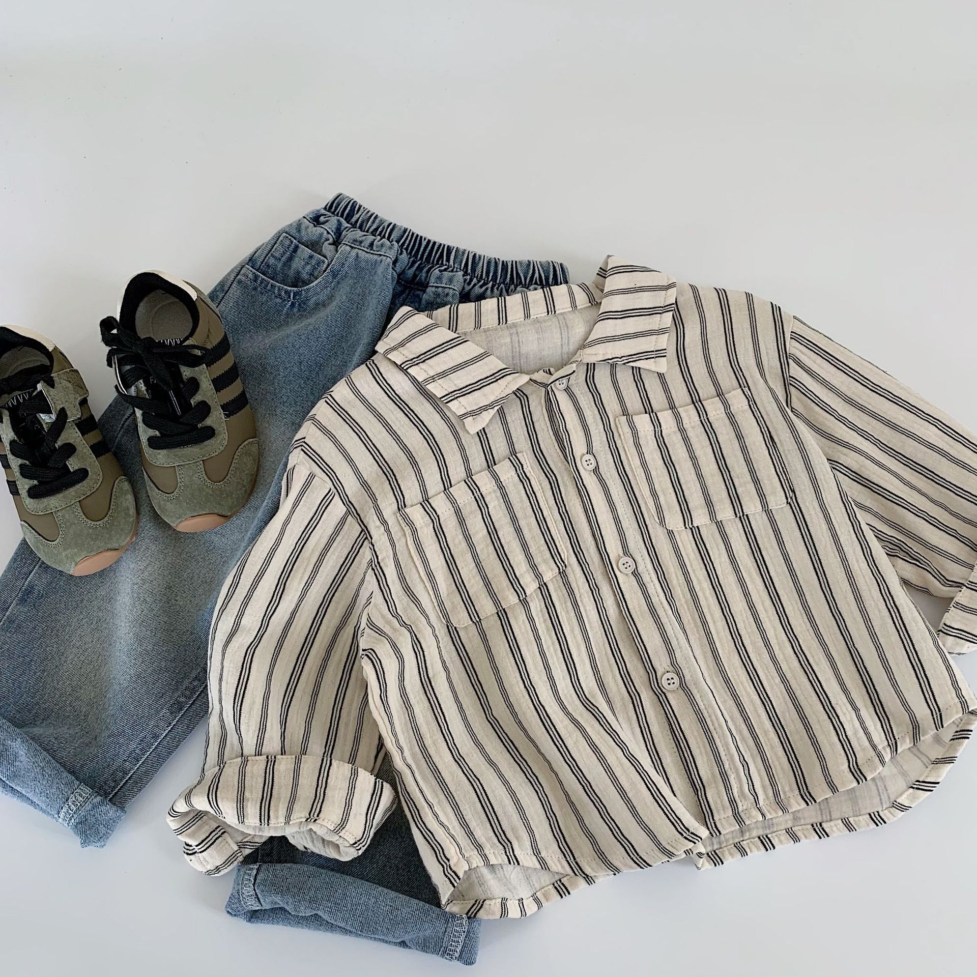 Camisas infantiles Mai Bao 2025 primavera nueva estilo coreano de dibujos animados a rayas para niños fabricantes de ropa infantil al por mayor