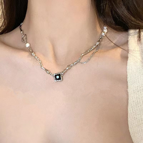Instagram-famous freshwater pearl and zircon necklace for women—trendy, sweet, edgy, and chic; a subtly luxurious, high-fashion, niche-style clavicle chain.