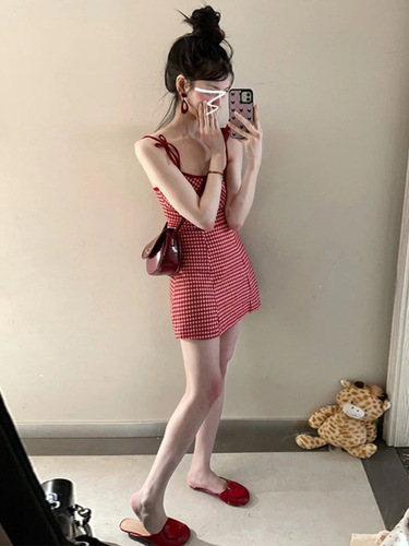 Little Black Dress 2025 New Women's Summer Sweet Red Plaid Fitted Top for Layering Short Skirt