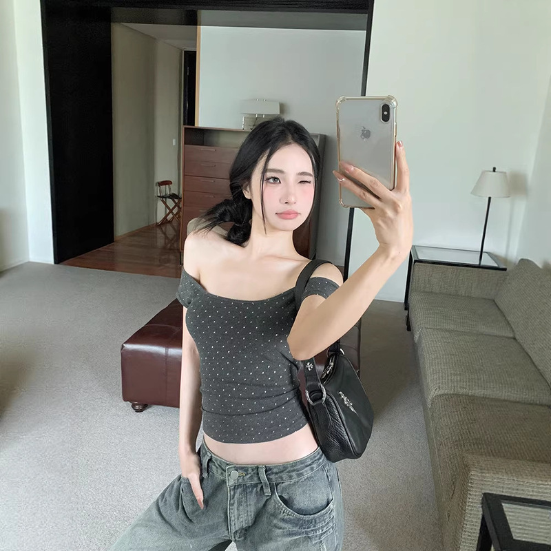 American Retro Style Rhinestone One-Shoulder Short-Sleeve T-Shirt for Women, 2026 Summer New Design, Black Slim-Fit Top American Retro Style Rhinestone One-Shoulder Short-Sleeve T-Shirt for Women, 2026 Summer New Design, Black Slim-Fit Top