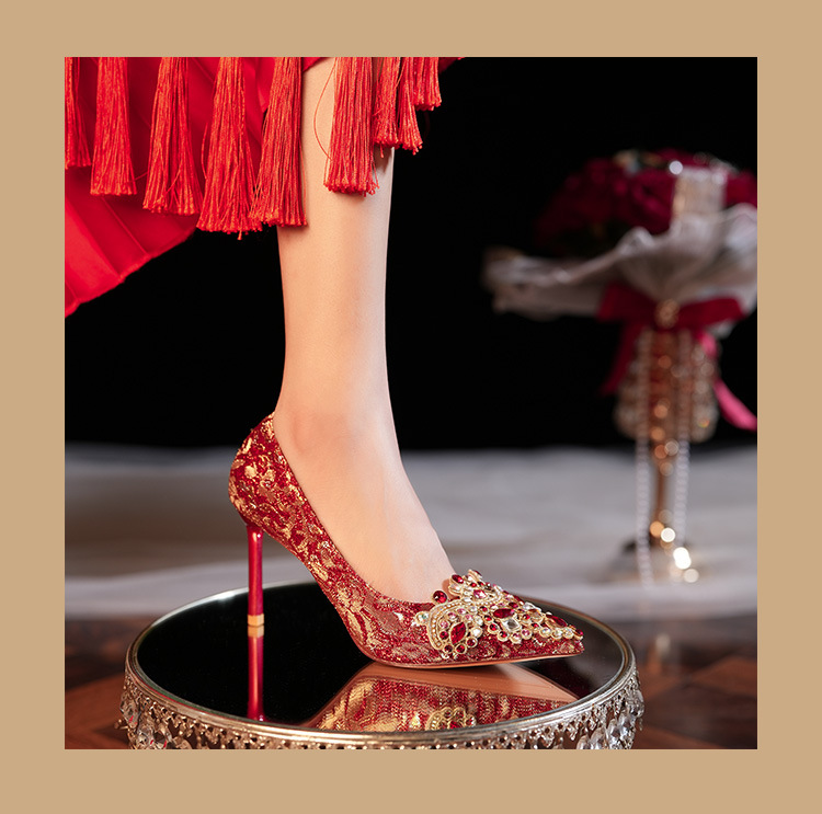 2024 Nuovo Punta Acqua Diamante Tacco Fine Seta Bordo Oro Banchetto di Nozze Scarpe da Sposa Scarpe da Damigella D'onore Rosso Celebrazione Banchetto di Nozze_voghion.com