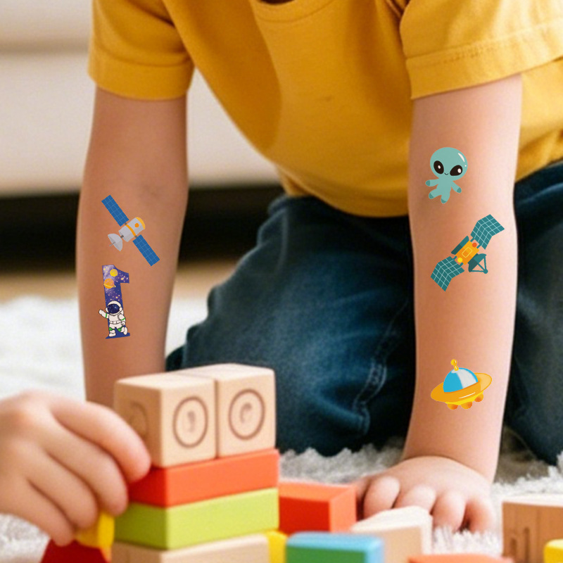 Nuevas pegatinas de tatuajes infantiles con temática espacial, pegatinas de tatuajes impermeables de dibujos animados de astronautas y naves espaciales, venta al por mayor en stock.