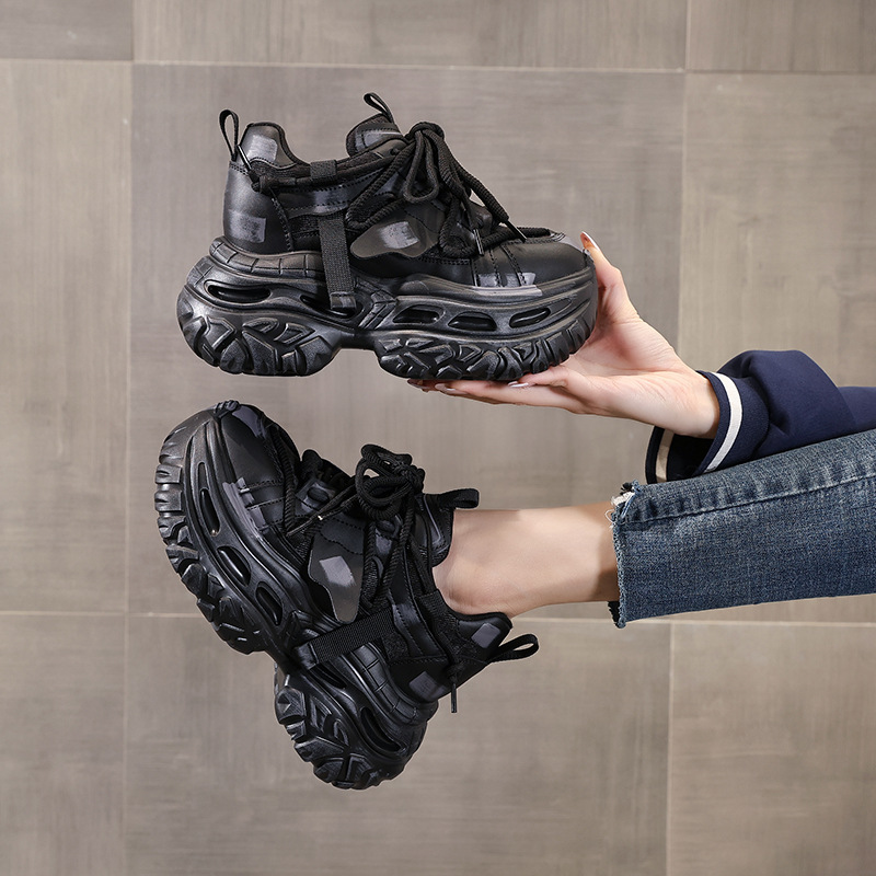 Giày sneaker nữ đế dày tăng chiều cao kiểu platform — màu đen