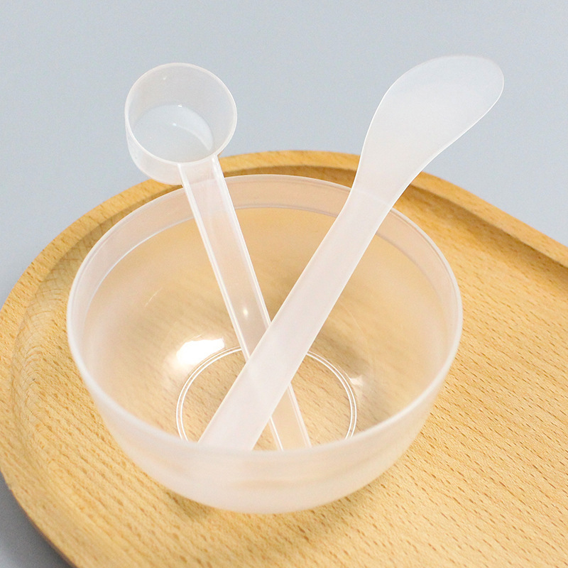 マスクの碗のマスクの棒のマスクのマスクはプラスチックの碗の攪拌の棒をこすります。|undefined