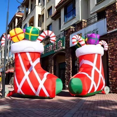 Fabricante de modelos inflables navideños abre sus puertas con modelos inflables de árbol de Navidad, Papá Noel trepando por la pared, muñeco de nieve, tren y arco de dibujos animados.