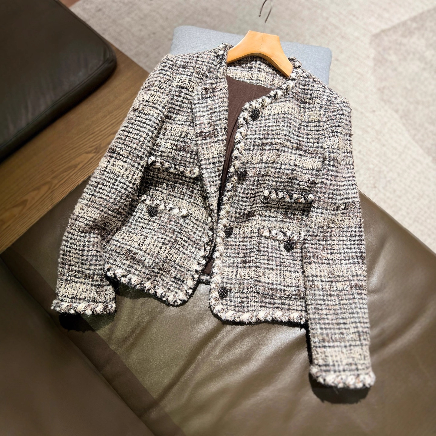 2025 Winter New Style High-End Slimming Look V Neck Tweed Small Fragrant Wool Jacket for Women