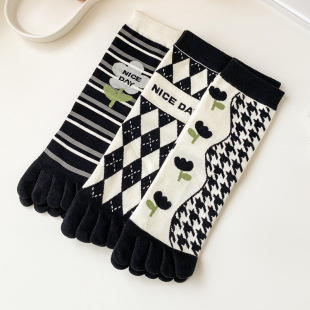 2022 Autumn and Winter Five Finger Socks Women's Autumn Combed Cotton Diamond Plaid Socks Mid-tube Split Toe Women's Socks Flower Casual Socks for Women