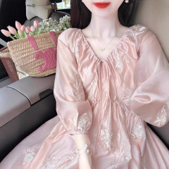 フランス刺繍リボンドレス女性のための夏 2025 新しい気質長袖 V ネックロングスカート娘スタイル着用