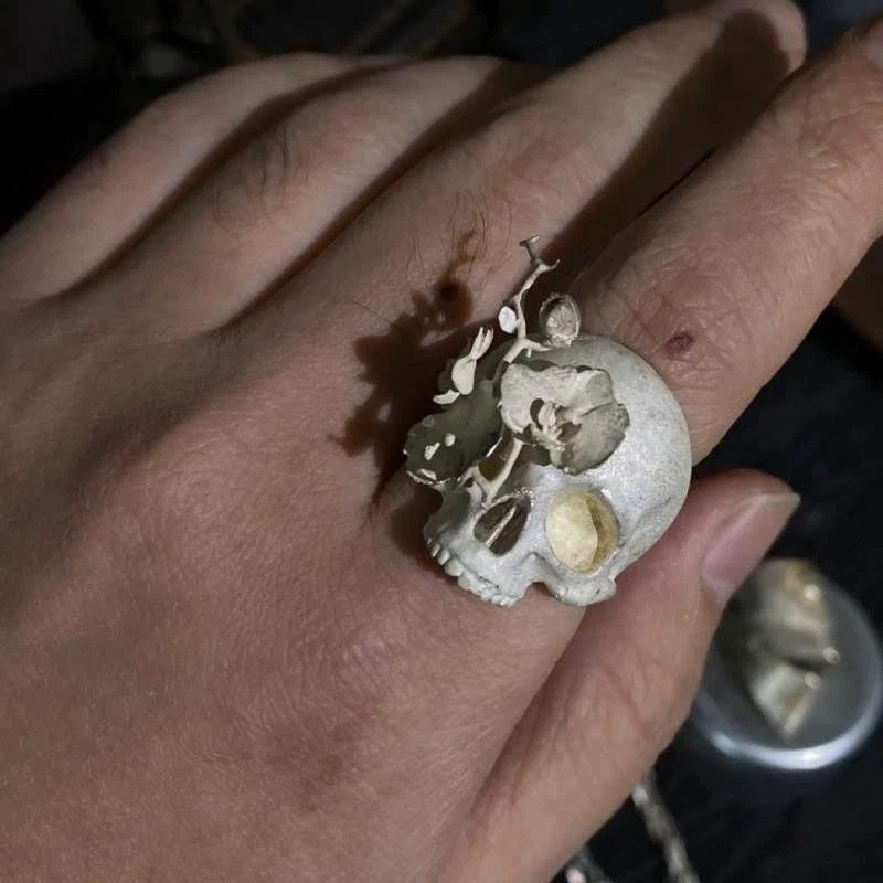 The beauty coexists with death, symbolizing a skull blooming with flowers. Ring for men in European and American dark style, burnished white ring for women The beauty coexists with death, symbolizing a skull blooming with flowers. Ring for men in European and American dark style, burnished white ring for women
