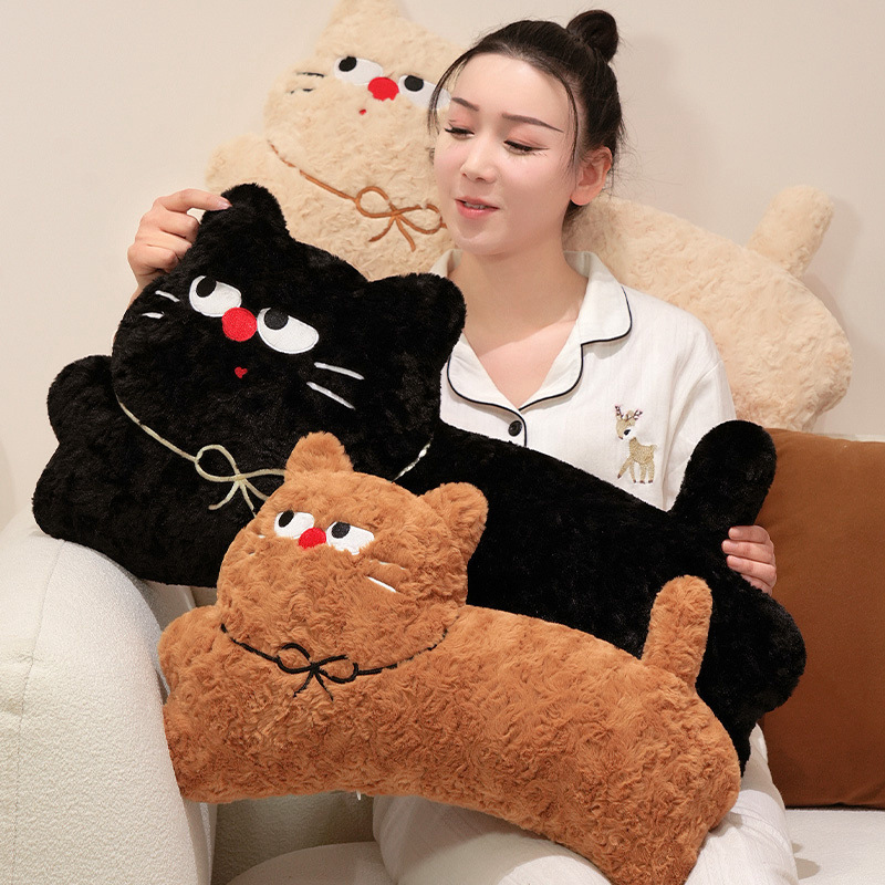 かわいい猫が枕を抱いて寝ている人形のぬいぐるみの黒い白い猫の人形のソファーのクッションの車のクッション|undefined