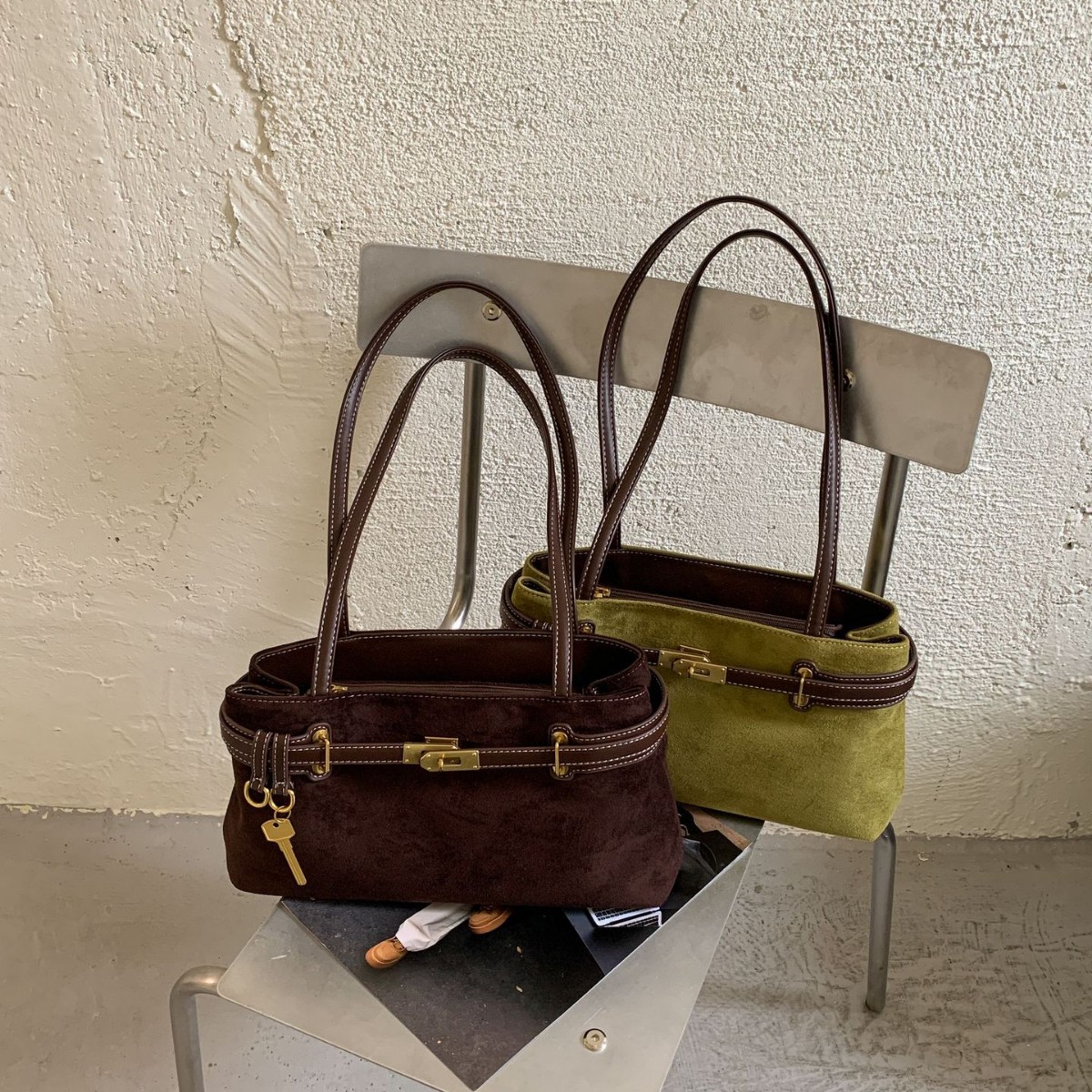 Korean-style niche retro underarm baguette bag, trendy and fashionable, chic suede commuter bag, high-end versatile shoulder bag