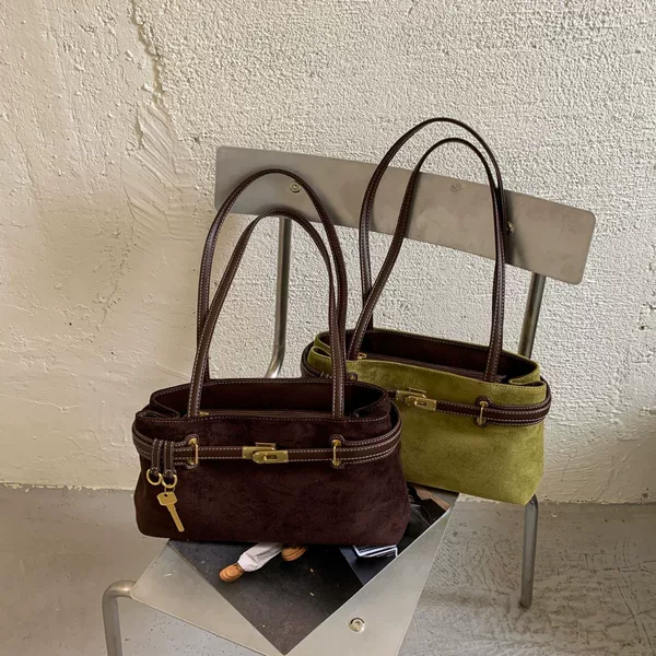 Korean-style niche retro underarm baguette bag, trendy and fashionable, chic suede commuter bag, high-end versatile shoulder bag