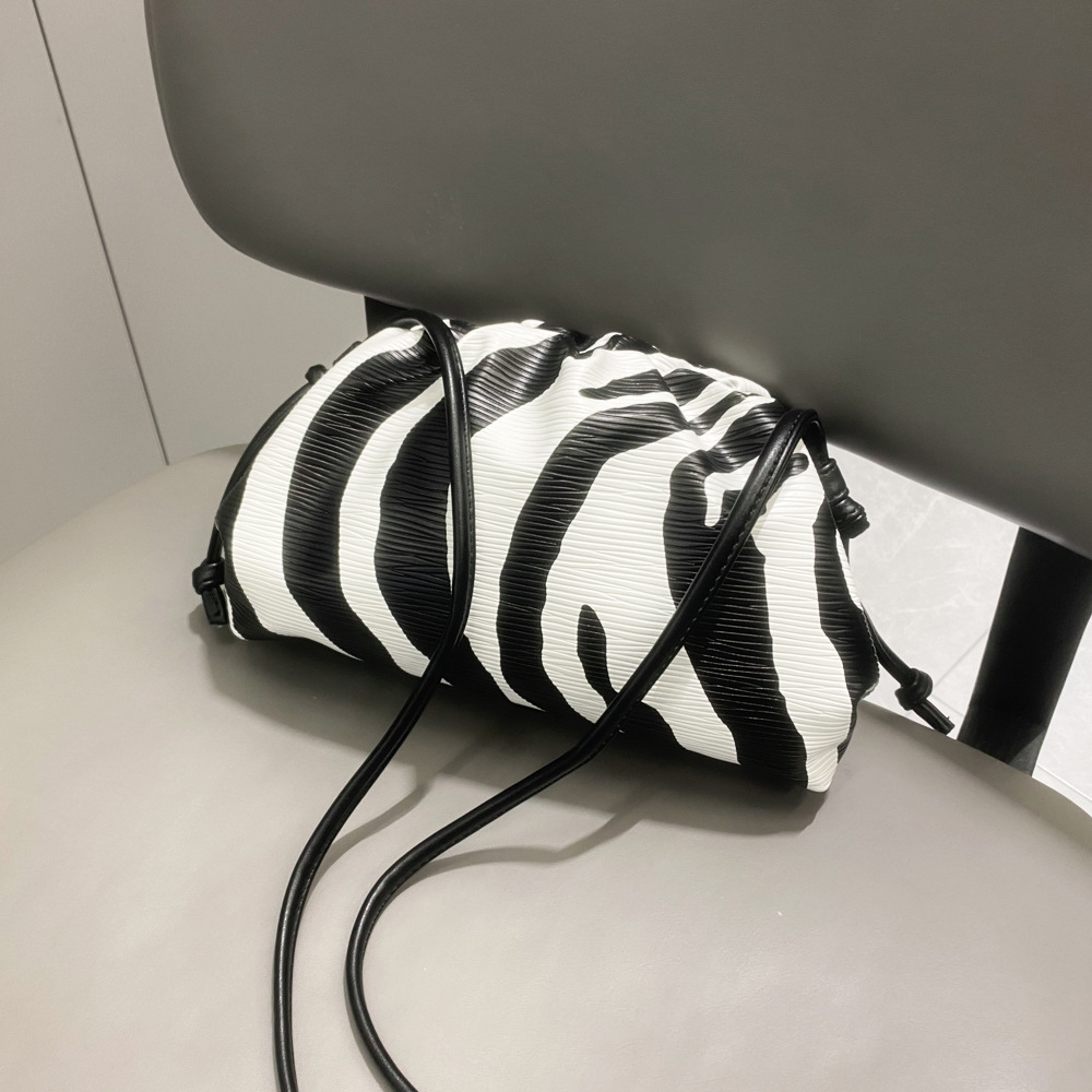 Rayas De Cebra Tamaño Pequeño Cebra Raya Grande Cuero Sintético Cebra Cuadrado Bolsos De Noche display picture 10